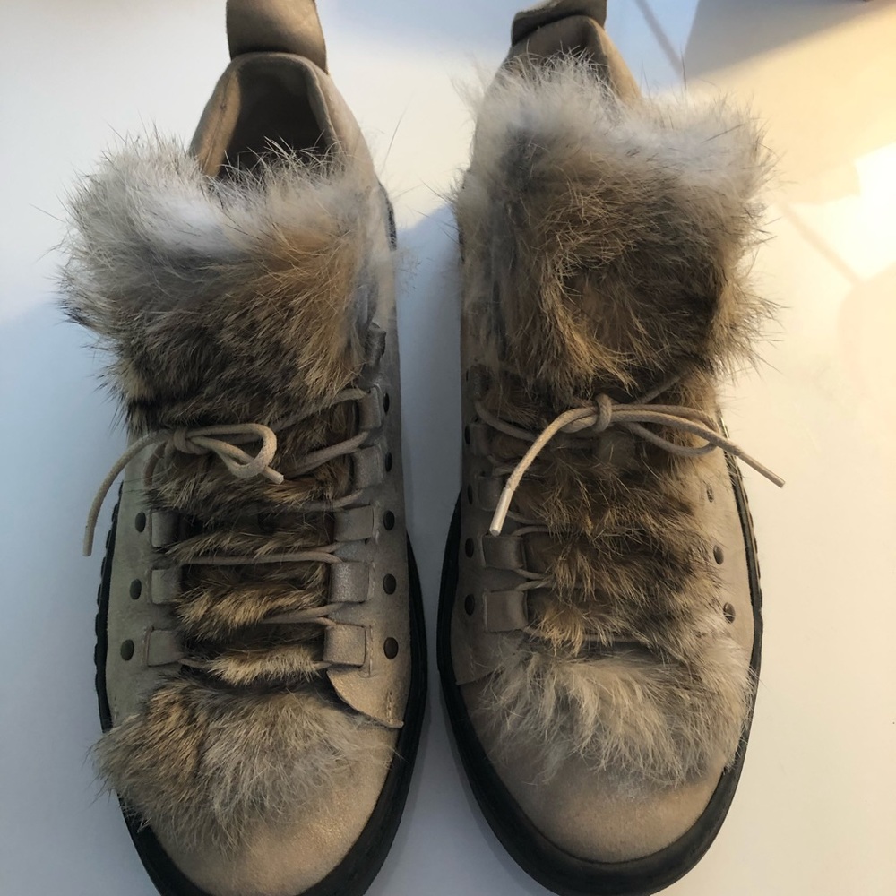 Platform shoe with lace and rabbit fur